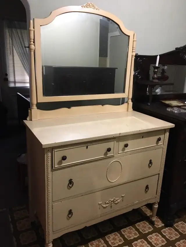 Meuble antique  in Dressers & Wardrobes in Laurentides - Image 3
