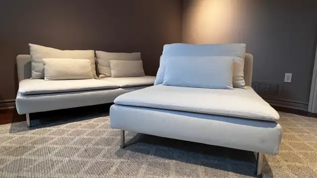 Modern White Sofa in Couches & Futons in Oakville / Halton Region - Image 4