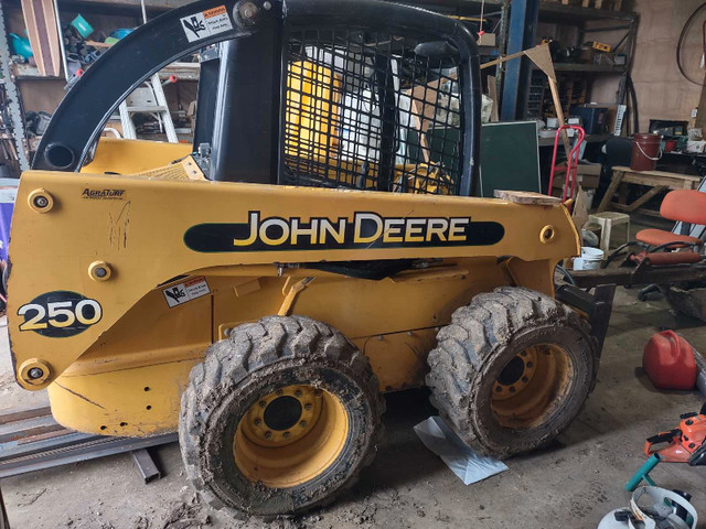 250 John Deere skid steer  in Heavy Equipment in Brantford