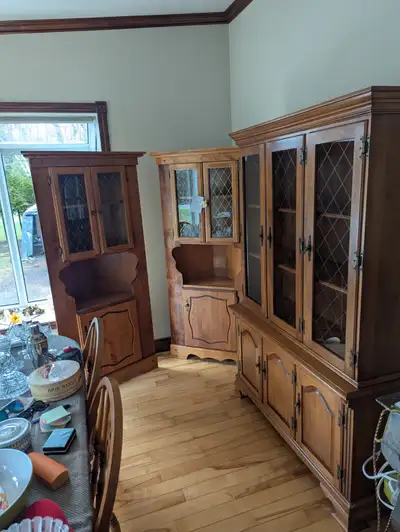 Set chambre 6 morceaux $300 . Set cuisine 10 morceaux $300. Peux vendre séparément . 730 rue 137 st...
