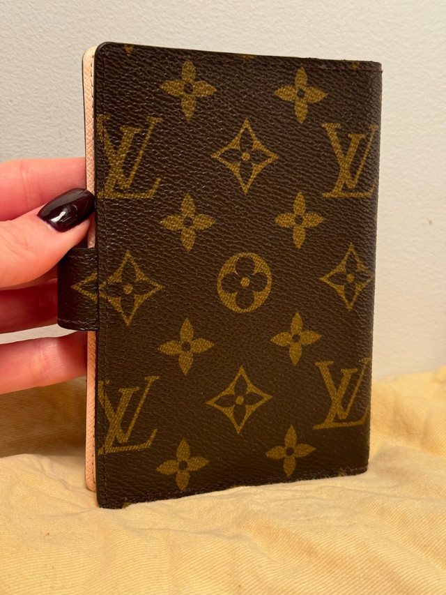 louis Vuitton authentic wallet notebook organizer for passport  dans Femmes - Sacs et portefeuilles  à Ville de Montréal - Image 3