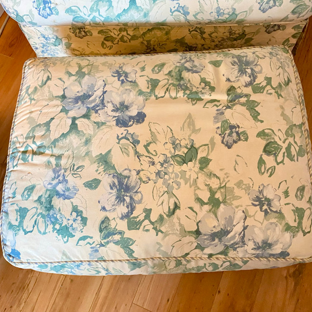 Vintage Lounge Chair & Ottoman Set Floral in Chairs & Recliners in North Bay - Image 3
