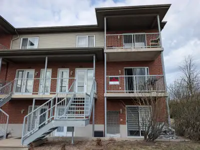 Grand 5 1/2. Non meublé, non éclairé, non chauffé. 1384$ pour juin. 1454$/mois à partir du 1er juill...