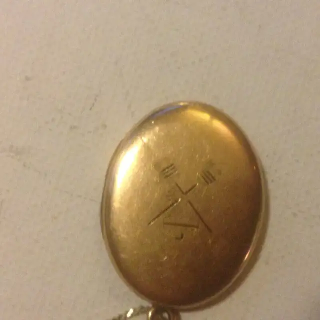 Antique Old Vintage Photo Locket Pendant in Arts & Collectibles in Vancouver - Image 6