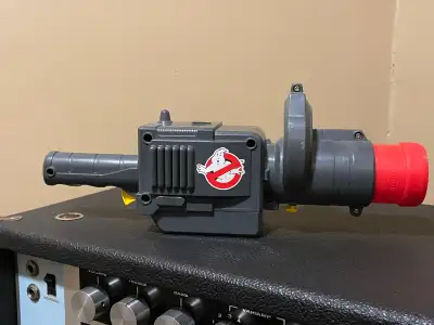 For sale is a cool vintage Ghostbusters ghost zapper by Kenner. It works with light and sound. Proje...