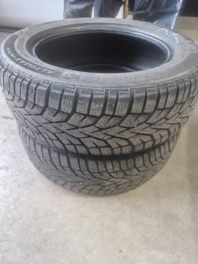 Vends 3 pneus hiver 215/60 R17.. Use mais en trop etat ... chaque ce vends plus de 100$ le pneus ..j...