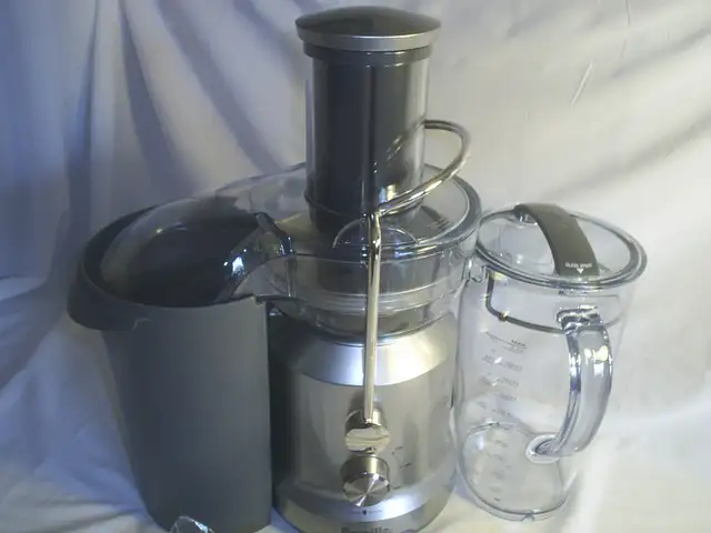 Juice Fountain Plus in Processors, Blenders & Juicers in Sarnia - Image 6