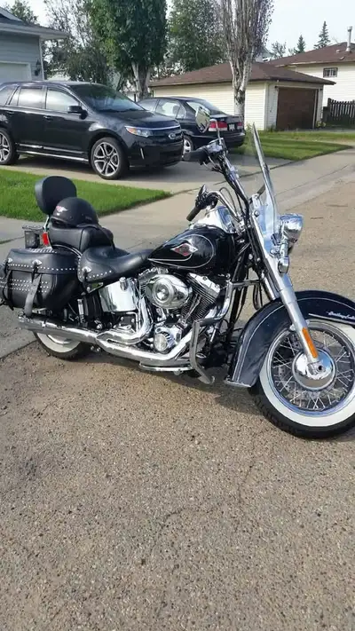 Well-maintained and cared for. New tires under 1000kms, Lots of extras. stage 1 Vance & Hines 96ci (...