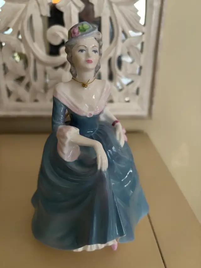 Coalport Figurine Regina in Arts & Collectibles in Oakville / Halton Region - Image 5