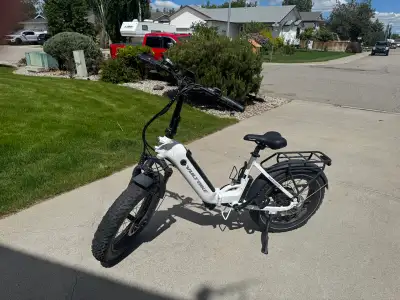 2024 Volt Mariner V2 folding bike with 22 km on unit. 500W (759W peak) motor with 9 levels of pedal...