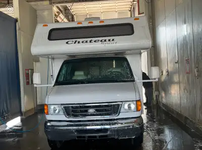 Rv in excellent condition with all the perks: A/C, Queen Bed, Solar Panels, Generator, Roomy shower,...