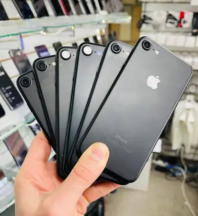 Apple iPhone 7 32 gb Unlock Good condition garantie with charger 514-383-2161 L'adresse : 587 Boul H...