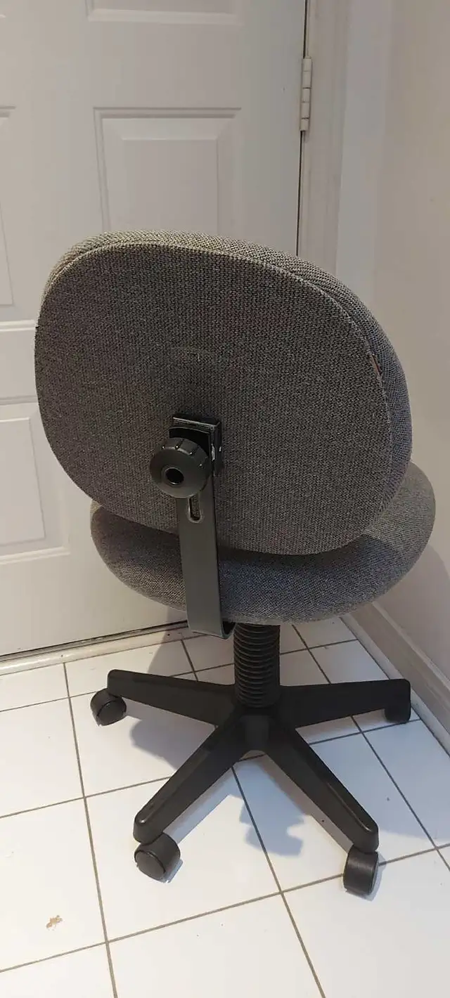 Basic office chair in Chairs & Recliners in Markham / York Region - Image 4