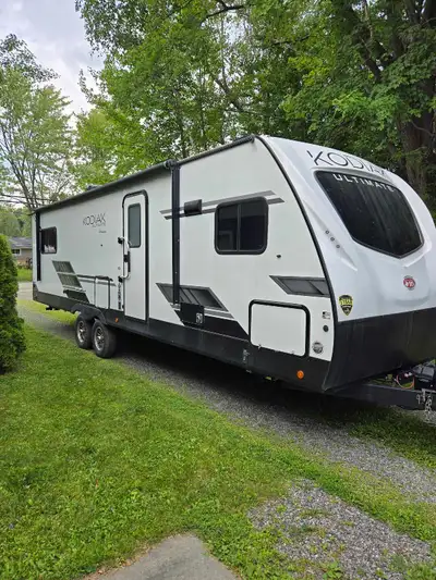 The 2023 Kodiak Ultimate 2921 FKDS, is the ultimate couples trailer. The trailer has many desirable...