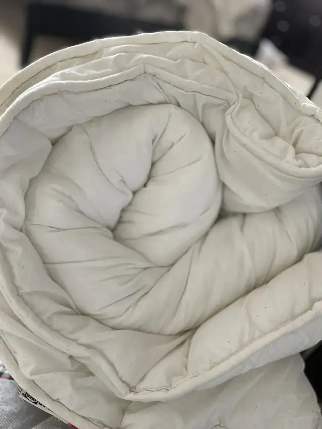 IKEA extra warm Duvet KING size in Bedding in Ottawa - Image 2