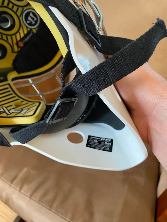 Warrior Goalie helmet SR S/M and Bauer STK JR stick in Hockey in Sudbury - Image 4