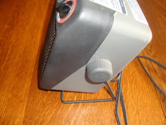 2 SMALL PORTABLE ELECTRIC HEATERS in Heaters, Humidifiers & Dehumidifiers in Norfolk County - Image 7