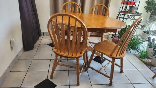 solid wood round table in Dining Tables & Sets in Bridgewater - Image 2
