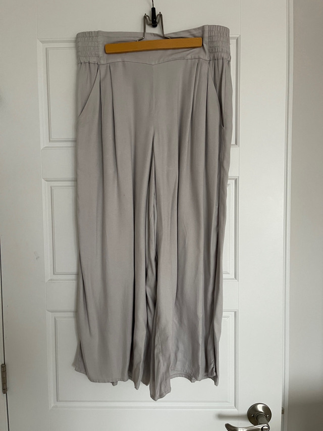 Aritzia Sunday Best Sullivan Pants, grey, size M in Women's - Bottoms in Ottawa