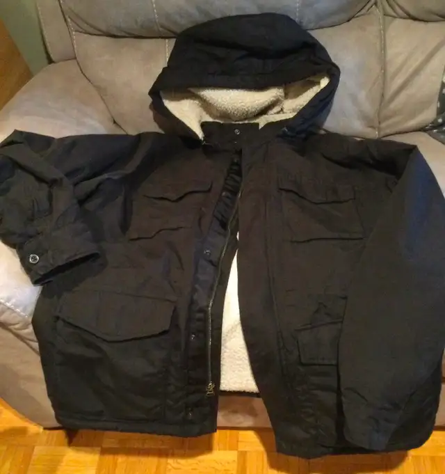 Black Winter Jacket in Other in City of Montréal - Image 2