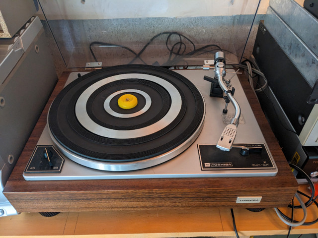 Toshiba SR-305 Belt Drive Turntable Excellent! in Stereo Systems & Home Theatre in Barrie