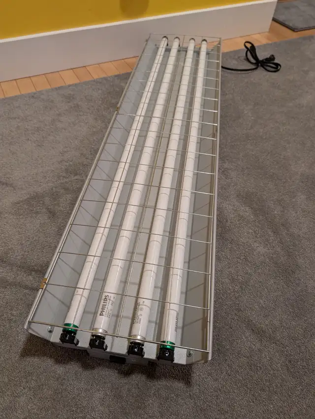 4 ft. Shop Light / Grow Light with 4 Grow Bulbs in Indoor Lighting & Fans in St. Albert - Image 6