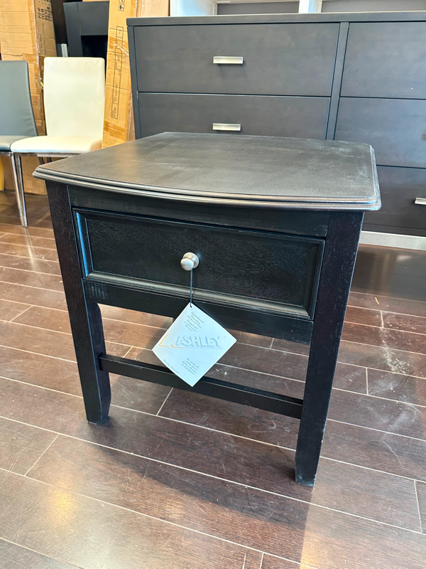 Ashley Square Wood End Table w/ Single Drawer in Coffee Tables in Mississauga / Peel Region - Image 3