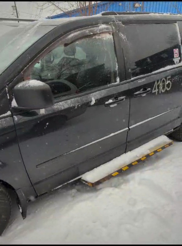 Accessible Taxi Dodge van 2013 in Cars & Trucks in Ottawa