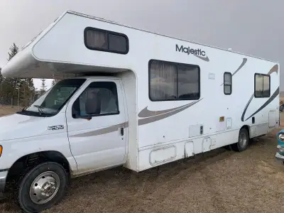 CarFAX included: This well-maintained 2006 C-Class motorhome is built on the reliable Ford E450 Supe...