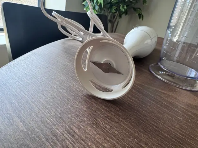 FOR SALE: Oster Detachable Hand Blender with Blending Cup –White in Processors, Blenders & Juicers in Cambridge - Image 4