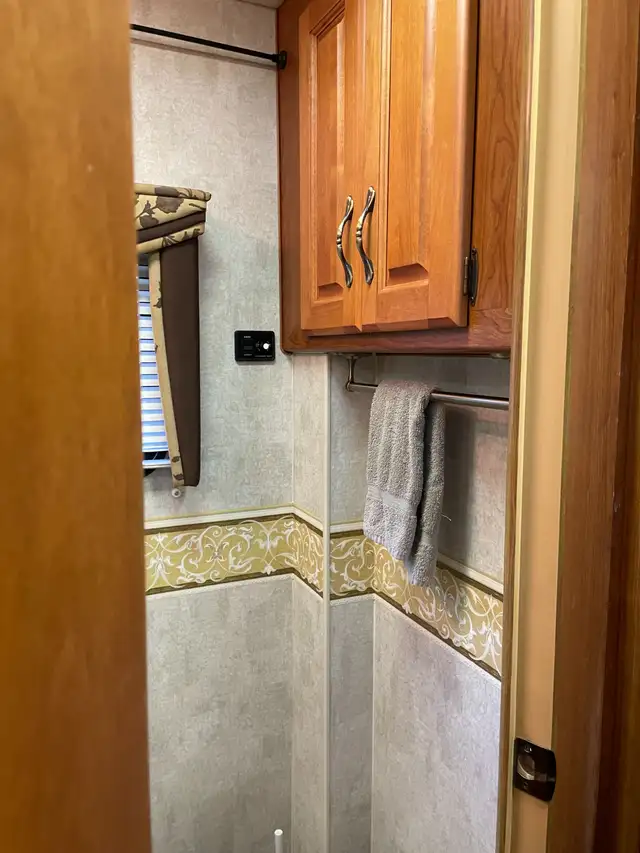 2006 Monaco Kinght PDQ Motorise in RVs & Motorhomes in Sherbrooke - Image 6