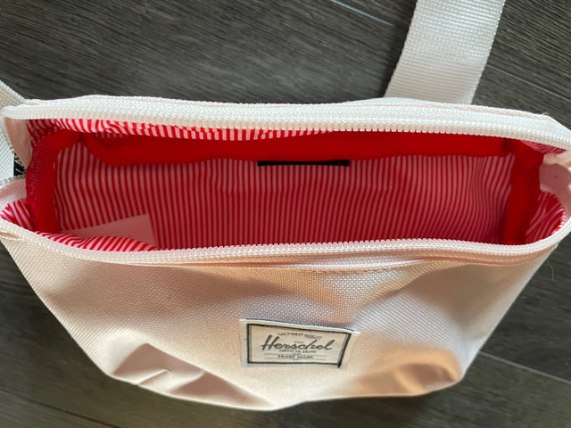 Brand New Herschel Belt Bag - $10 dans Femmes - Sacs et portefeuilles  à Winnipeg - Image 2