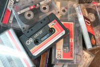 Cassette audio et VHS en vrac - audio and video tapes
