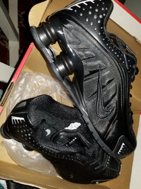 US Shoe Size:  8.5 :Hot New  Nike Shox R4 Black Running Shoes