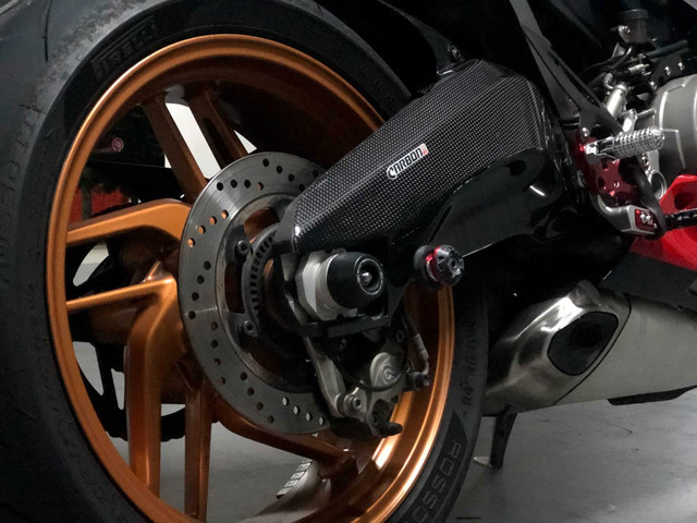 Ducati Panigale 899 / 959 Carbon Fiber Swingarm Cover. New dans Pièces et accessoires pour motos  à Ville de Montréal