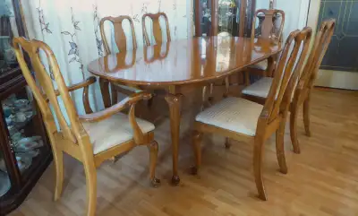 Beautiful Vintage Ethan Allen dining room table and 6 chairs, View more
