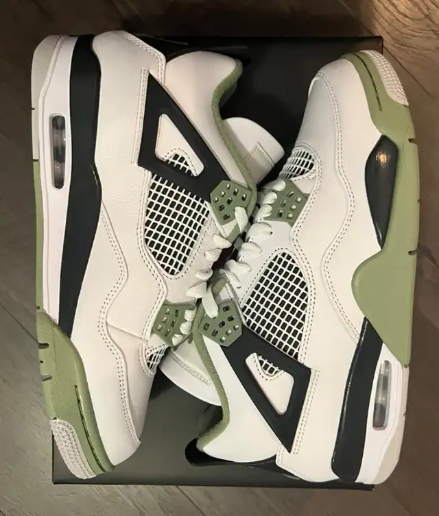 Jordan 4 Retro Seafoam Womens - Size 10.5, 11, 11.5, 12 in Men's Shoes in City of Toronto - Image 3