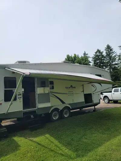2004 Ceder Creek 31 feet long Queen bed 2 tip outs In excellent condition $9500.00 OBO Trades welcom...