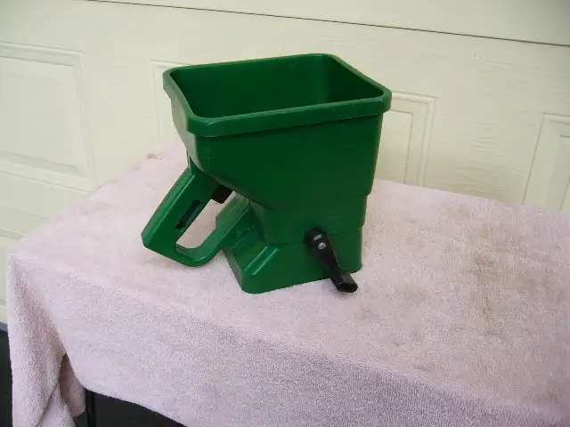 Epandeur Scotts a main. Vert. Tres propre. in Outdoor Tools & Storage in Longueuil / South Shore - Image 5