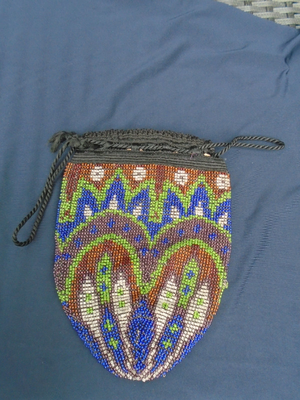 Vintage Antique Collectible Beaded Drawstring Evening Bag in Arts & Collectibles in Parksville / Qualicum Beach - Image 2