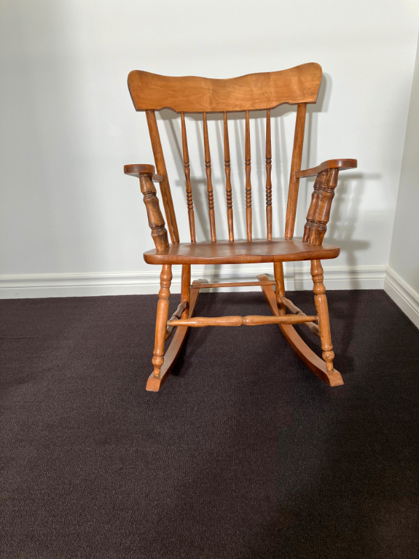 SOLID MAPLE HARDWOOD ROCKING CHAIR in Chairs & Recliners in Mississauga / Peel Region