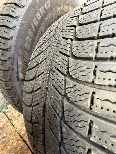 Selling a set of 4 Michelin X-Ice Xi3 winter tires mounted on black rims. Size: 225/60R17 Load/Speed...