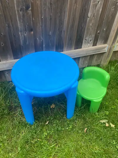 This Little Tikes table and chair set is perfect for your little one's playtime! The set includes a...