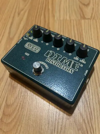 Get ready to shred with this used MXR Dime Distortion pedal, delivering Dimebag Darrell's signature...