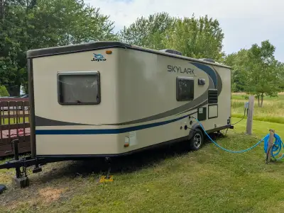 Jayco 21 pieds, structure aluminium, extérieur fibre et gel coat haute qualité, auvent neuf, pneus n...