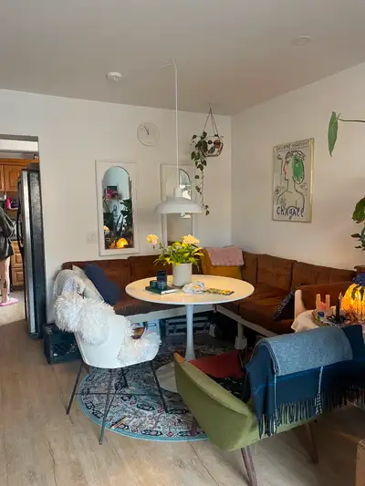 beautiful and very spacious 2 bed rooms main floor of the house