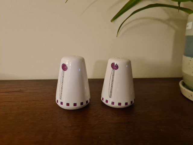 Vintage MCM Salt and Pepper Shakers in Arts & Collectibles in Dartmouth - Image 4