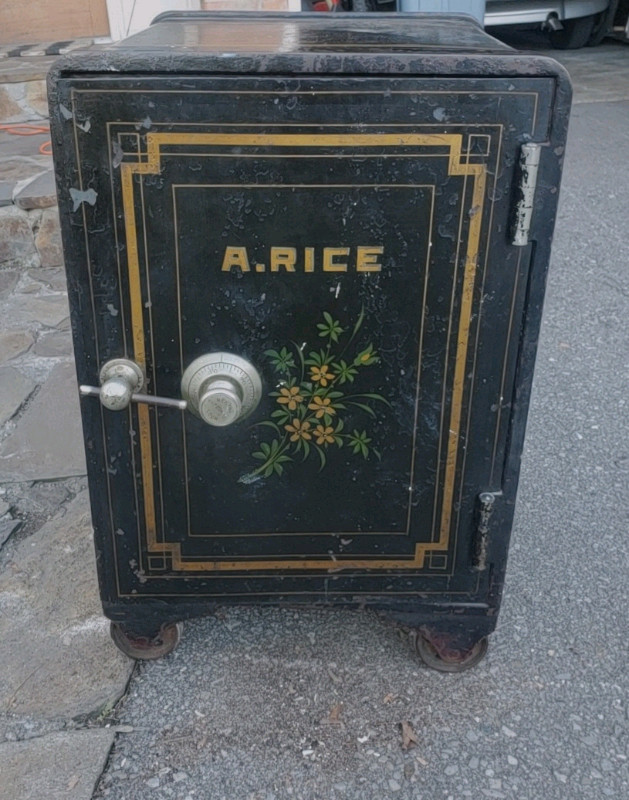 Antique Safe with Working combination lock in Arts & Collectibles in City of Toronto