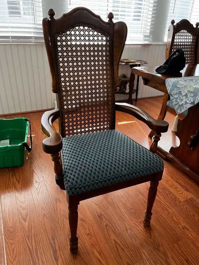 Solid Wood Dining Table Set w 6 Chairs, Vintage in Dining Tables & Sets in Oakville / Halton Region - Image 5