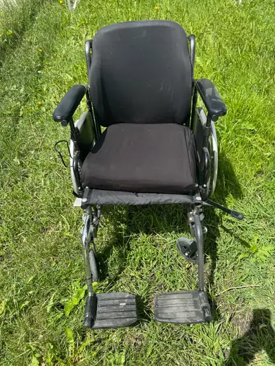 This pre-owned Invacare Tracer SX5 manual wheelchair is in good working condition, offering a reliab...